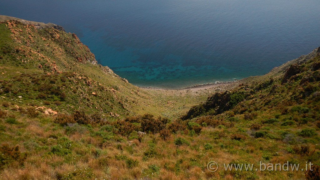 DSCN8701.JPG - Il mare di Lipari visto da monte Falcone